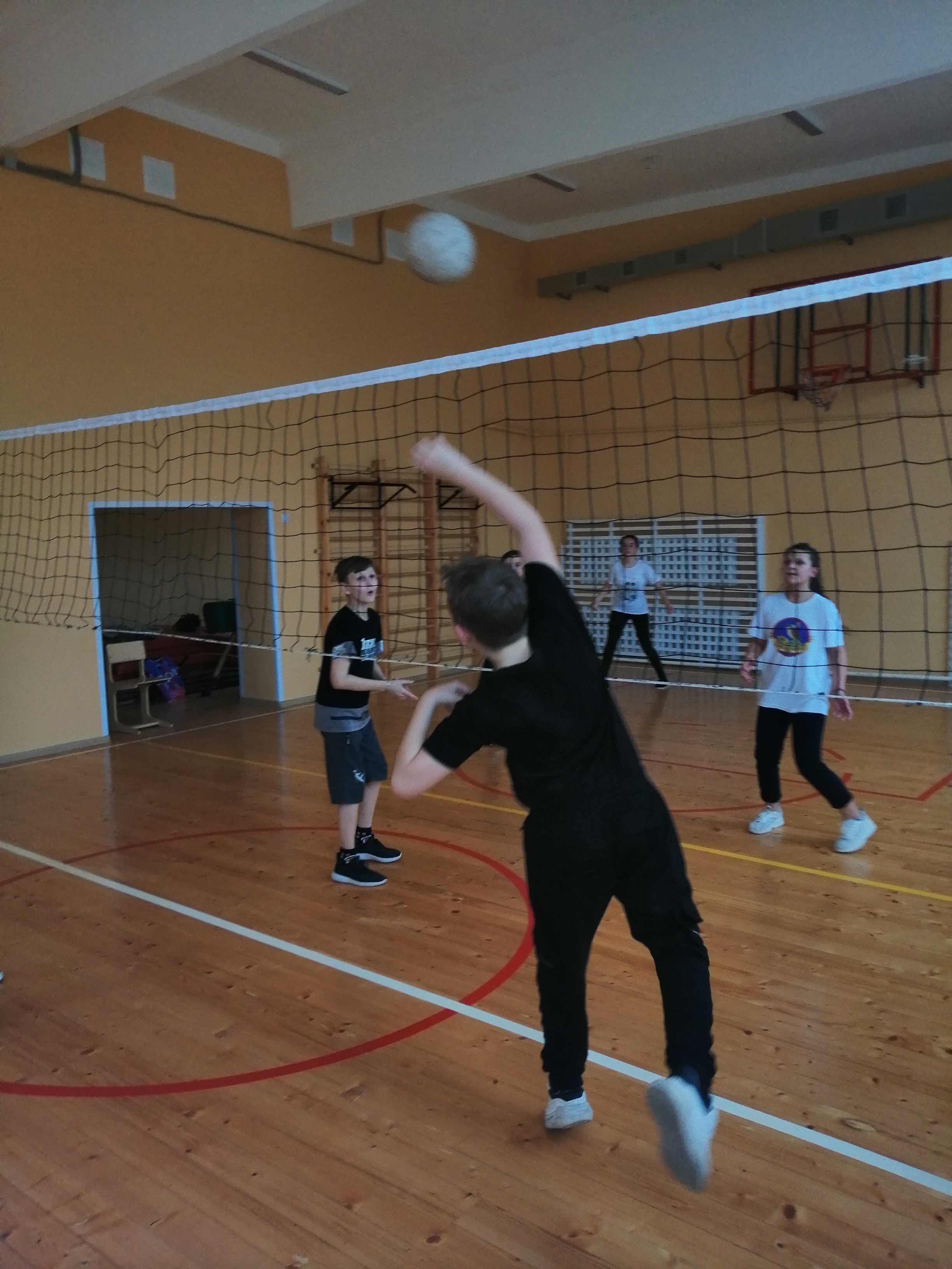 Соревнования по пионерболу среди учащихся 5-9 классов.